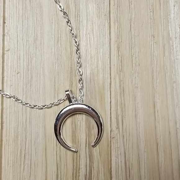 🌙🌙Very Cute Cresent  necklace in SILVER🌙🌙 - Picture 4 of 7